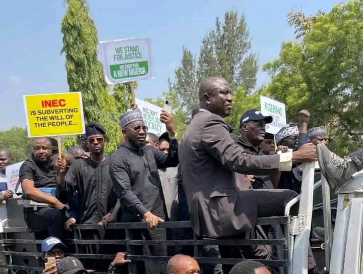 Atiku Ya Shiga Zanga-Zangar Da Ƴan PDP Ke Yi A Ofishin INEC Da Ke Abuja Kan zargin Maguɗin Zaɓe.
